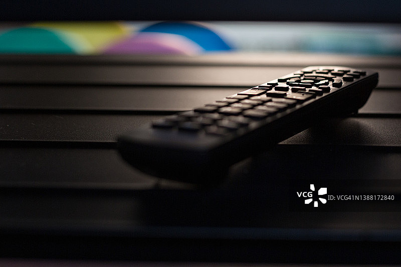 带有派对气球的纹理架子上的通用电视遥控器图片素材