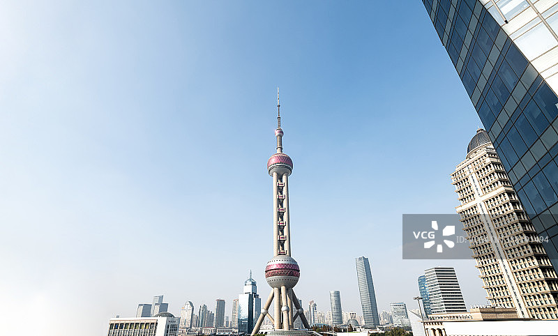仰视视角下的中国上海浦东陆家嘴城市建筑群天际线图片素材