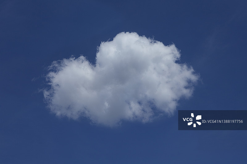 蓝天上的朵朵白云图片素材