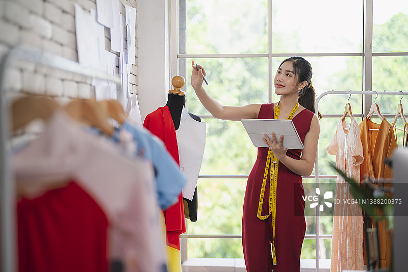 持有平板电脑的服装礼品店女老板图片素材