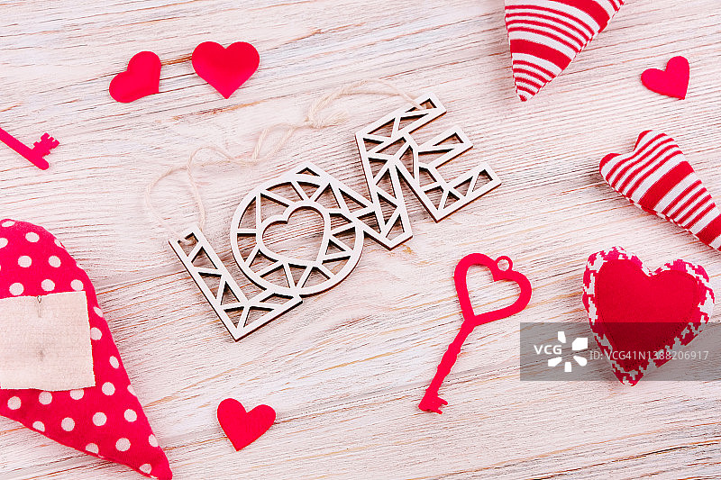 带有彩色钥匙和爱心的LOVE字样图片素材