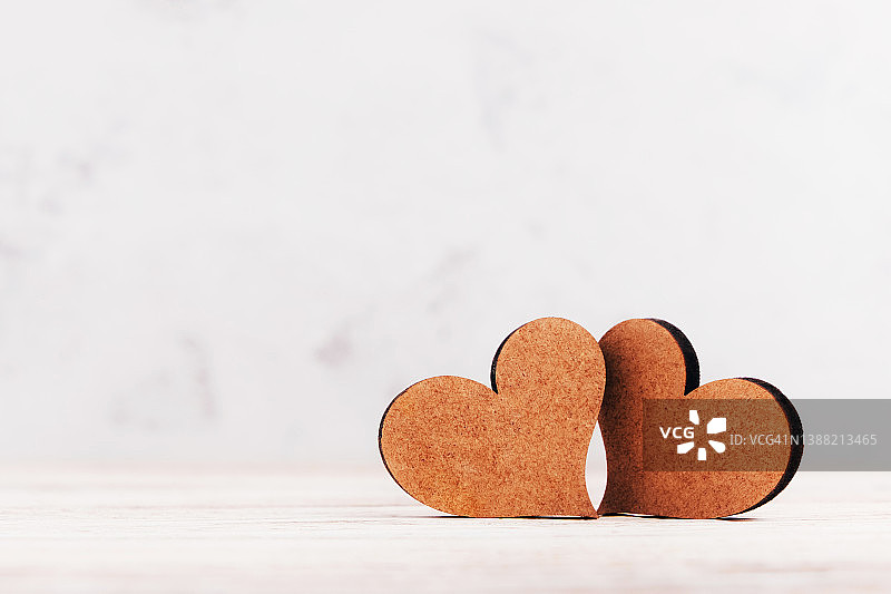 一对纤维板心形图片素材