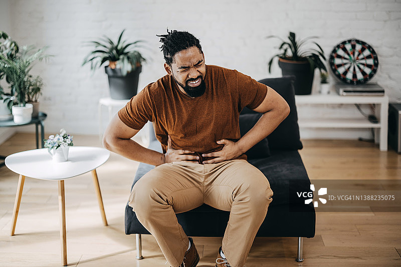 中年男人肚子疼图片素材