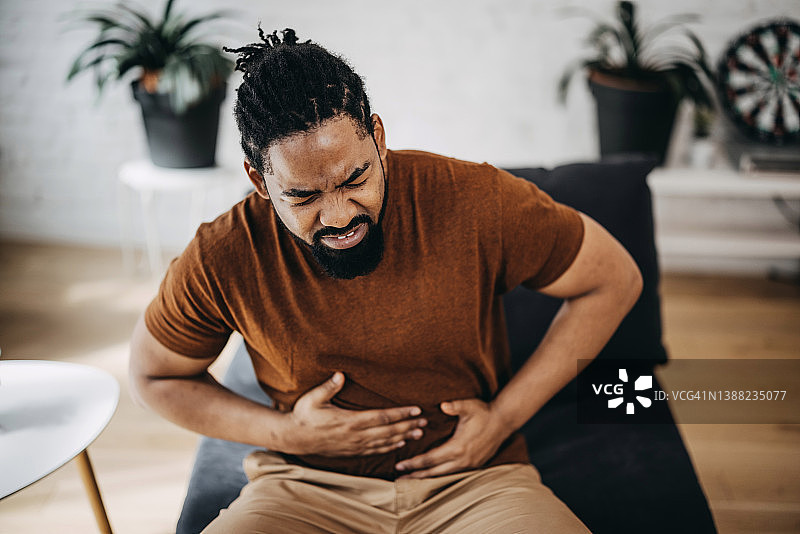 中年男人肚子疼图片素材