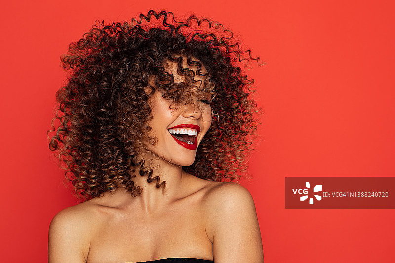 拥有完美卷发的美丽女人图片素材