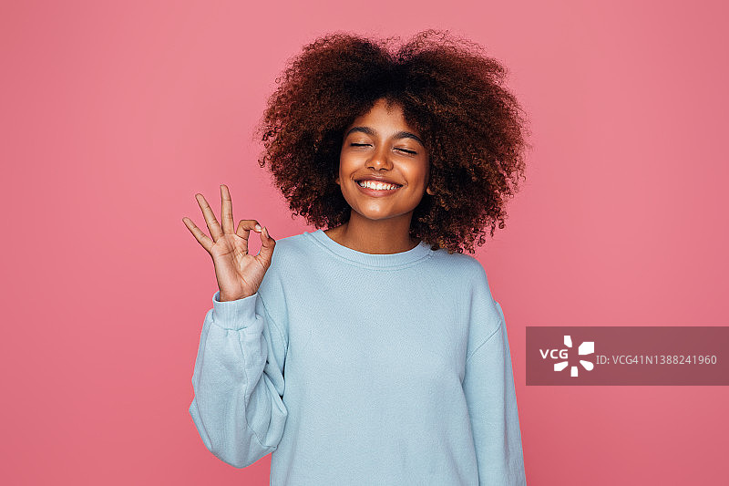 漂亮的卷发女孩图片素材