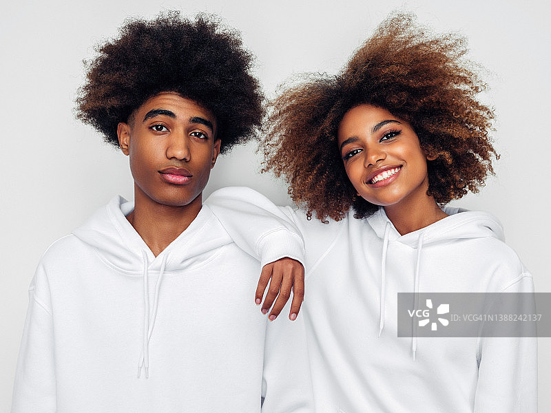 快乐的非洲发型兄妹图片素材