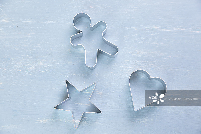 三个不同形状的金属饼干切割器图片素材