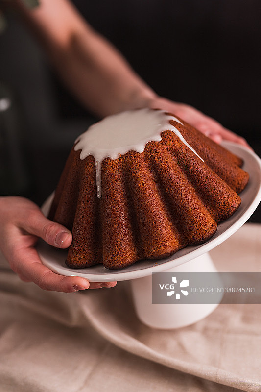 女人装饰咕咕霍夫蛋糕图片素材