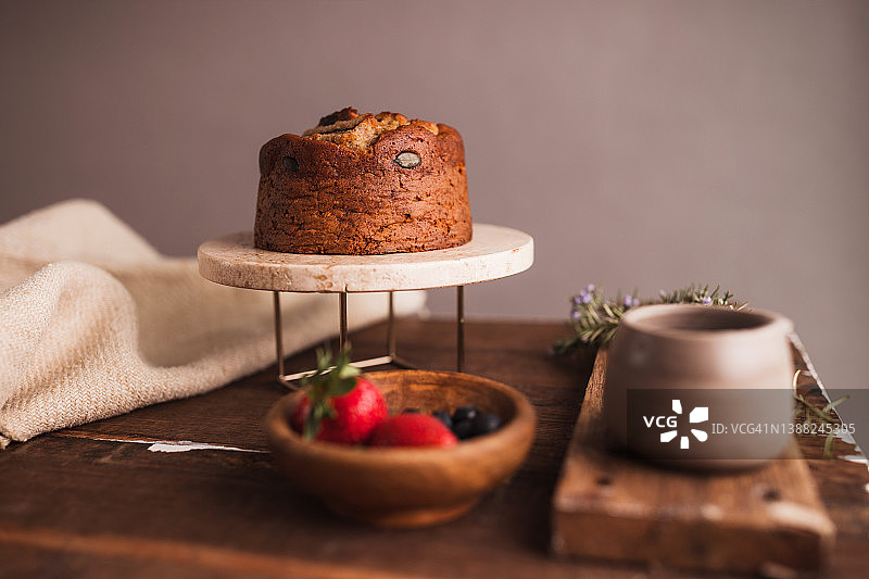 蛋糕架上的水果甜面包图片素材