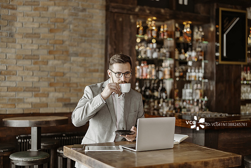 商务时间到……但首先，来杯咖啡图片素材