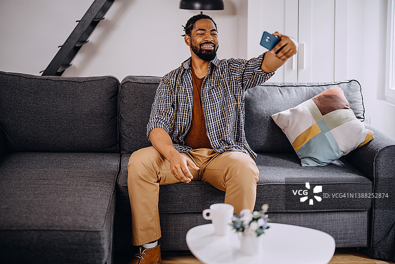 在家中室内自拍的英俊黑人图片素材