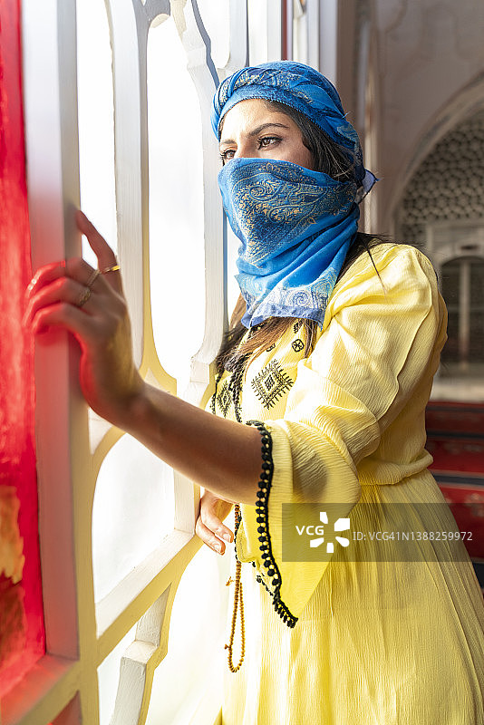 披肩东方女性肖像（戴头巾的阿拉伯年轻女子）图片素材