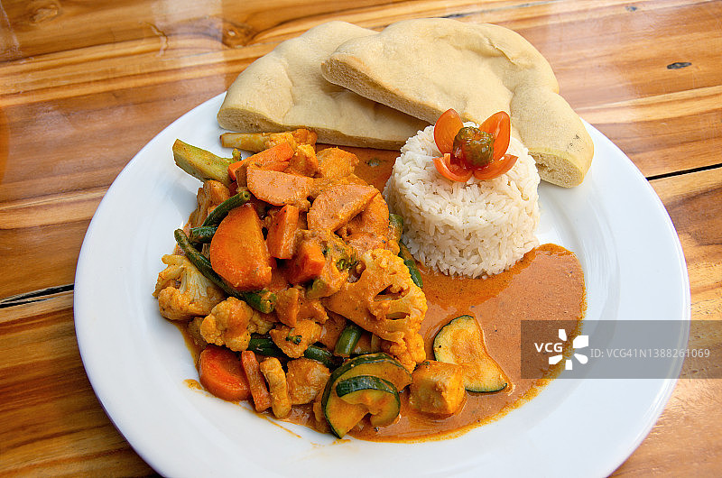 泰式椰奶鸡肉咖喱配蔬菜和皮塔饼图片素材