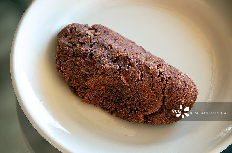 白色圆盘上的危地马拉回锅黑豆图片素材