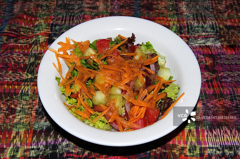 多种蔬菜沙拉配浓郁沙拉酱图片素材