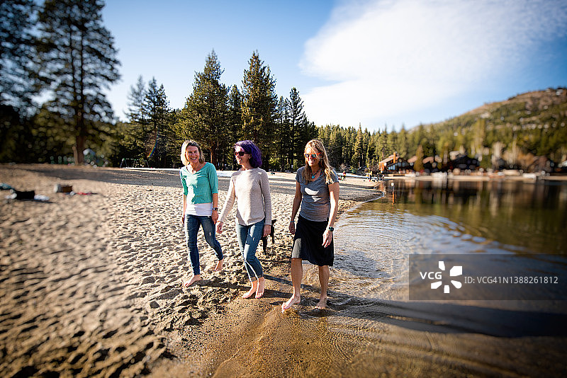 健壮美丽的女人跑进寒冷的山间湖泊图片素材