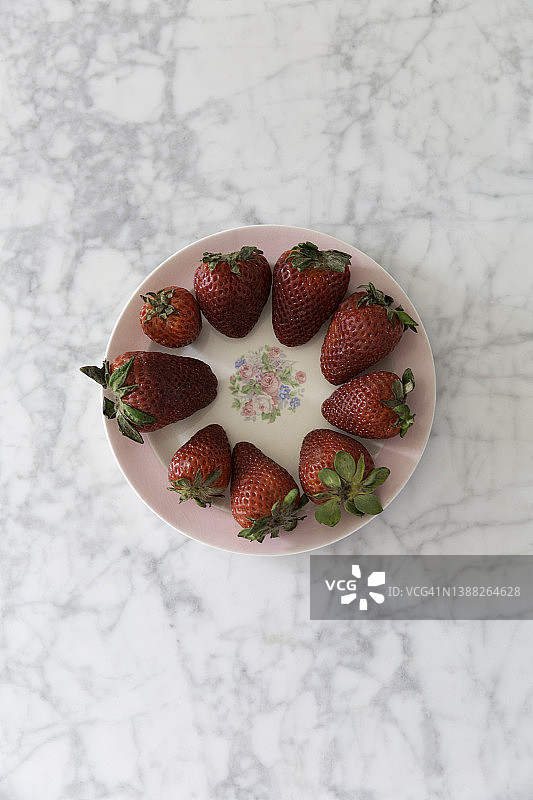 粉色花边复古花盘上的新鲜草莓图片素材