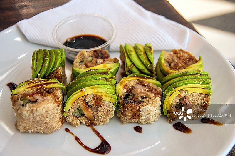 藜麦牛油果寿司卷配酱油图片素材