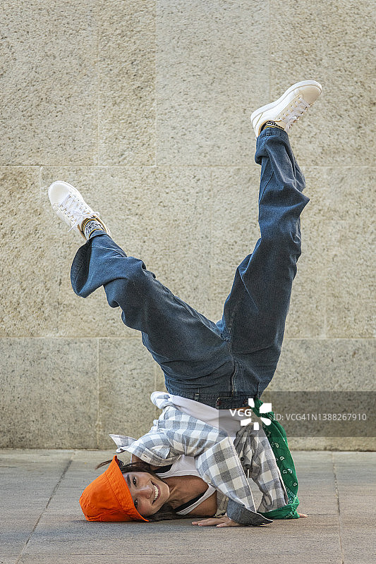 街头倒立舞者图片素材