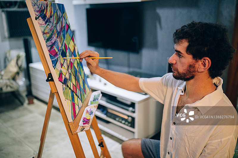 艺术家在家绘画图片素材