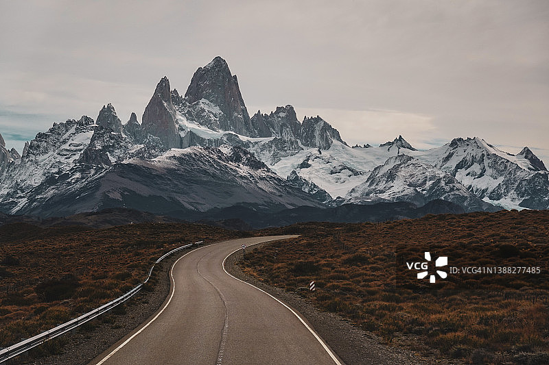 通往阿根廷巴塔哥尼亚菲茨罗伊峰的道路图片素材