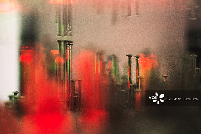 抽象红色背景，坚硬的金属钉图片素材