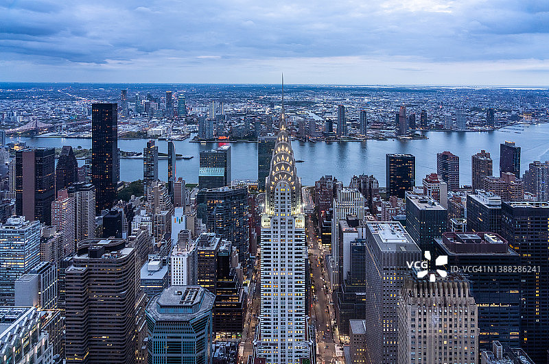 纽约克莱斯勒大厦、东河和皇后区的高角度暮光景色图片素材