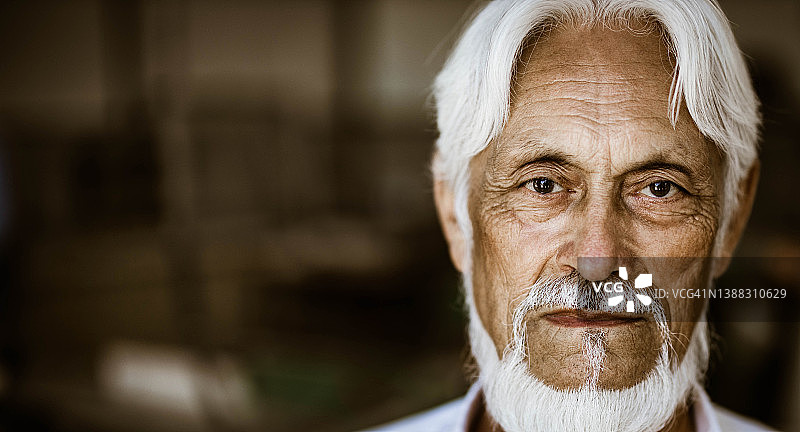 白色头发和胡子的年长男子的全景。图片素材