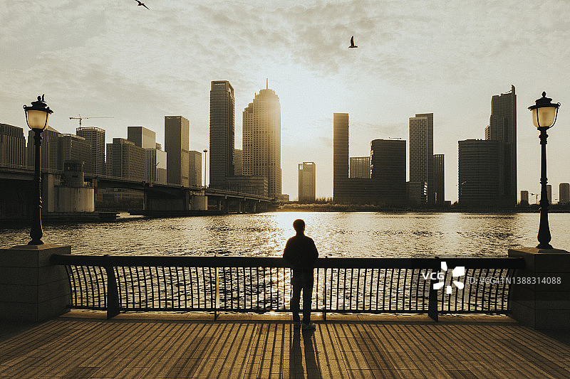 男人看着城市天际线图片素材