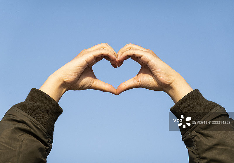 城市手中的心图片素材