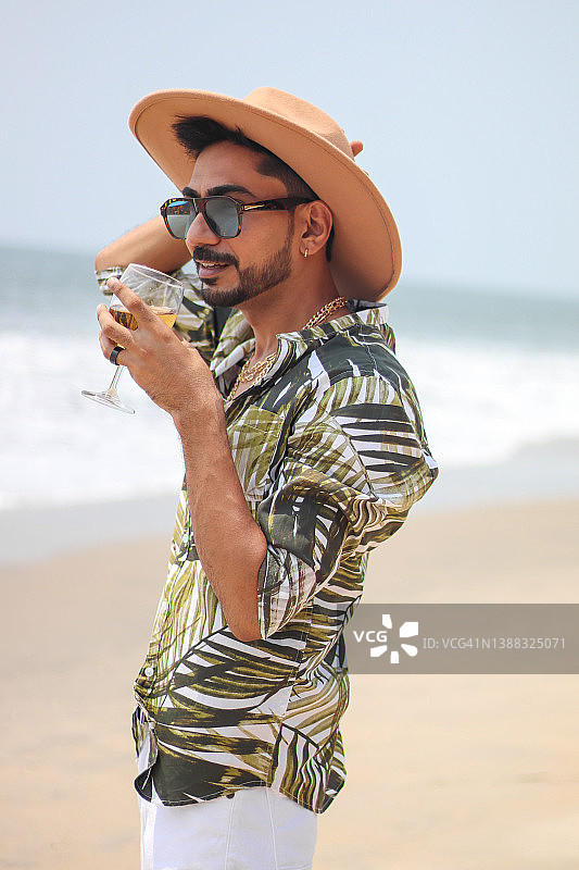 手中的香槟酒杯图片素材