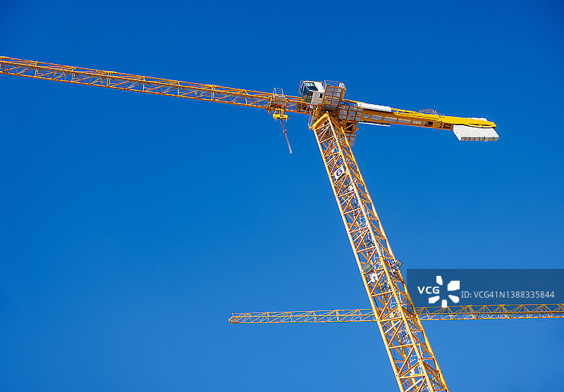 蓝天下的高耸起重机图片素材