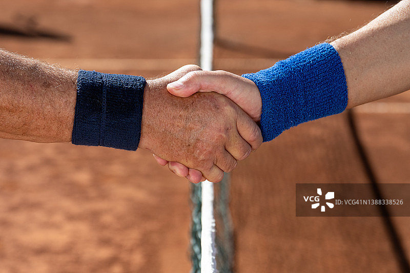 在红土球场上握手图片素材