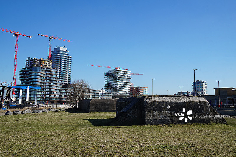 二战时期的碉堡与摩天大楼，奥斯滕德，比利时图片素材