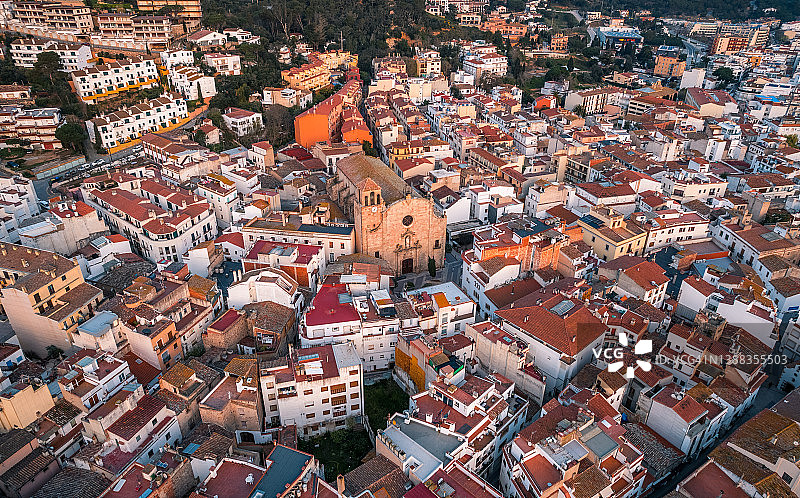 西班牙加泰罗尼亚布拉瓦海岸托萨德马尔镇圣维森教区教堂日出航拍图片素材