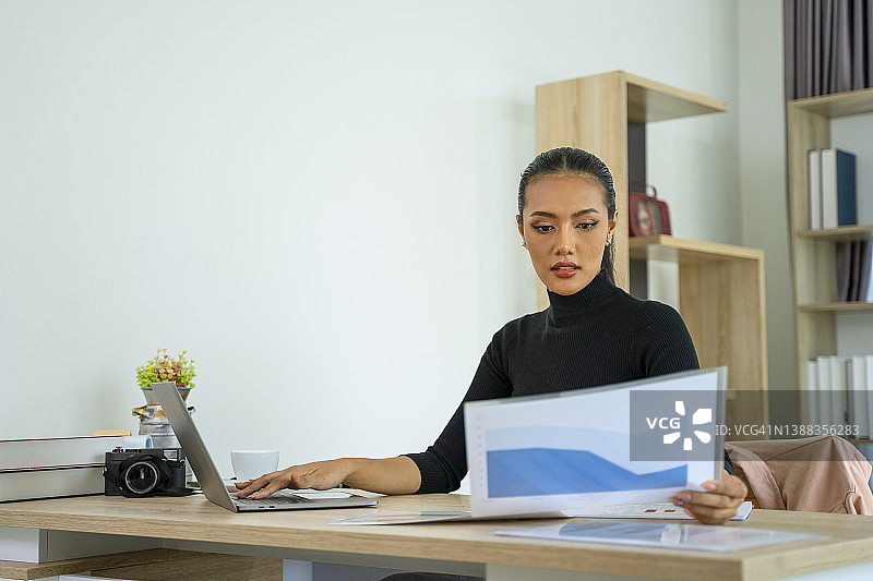 年轻女人在家里的办公室工作图片素材