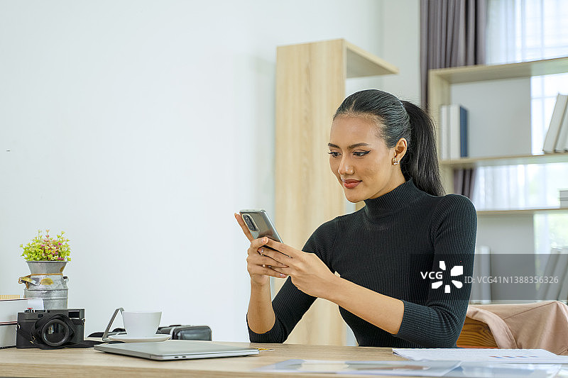 年轻女性在家办公和网购图片素材