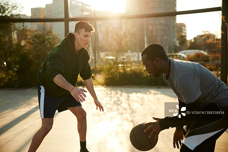 篮球场上的一对一街头篮球比赛图片素材