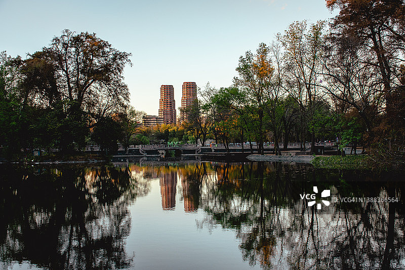 查普尔特佩克湖和公园与波兰科天际线及其倒影图片素材