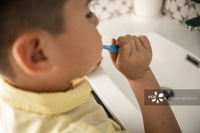 正在刷牙的拉丁裔男孩图片素材