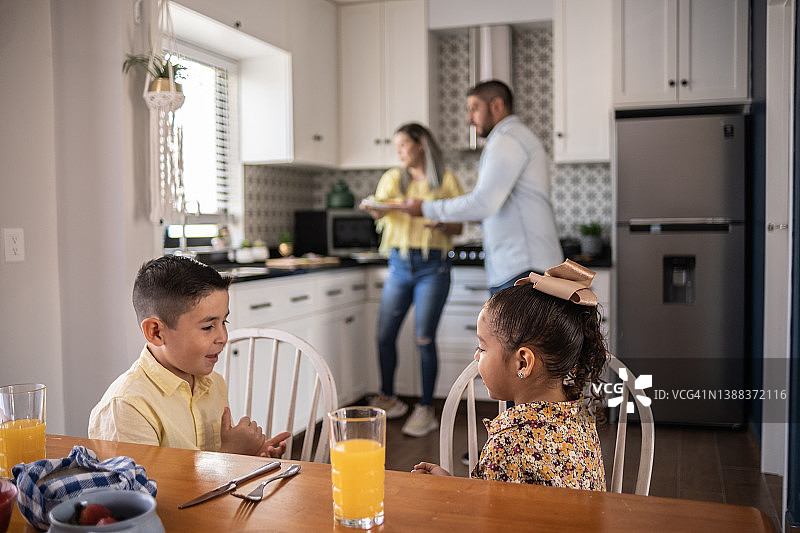 兄妹在家玩石头剪刀布，等待早餐图片素材