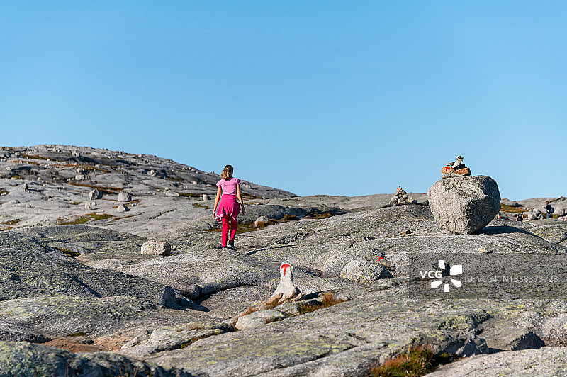 在挪威山区徒步的女孩图片素材