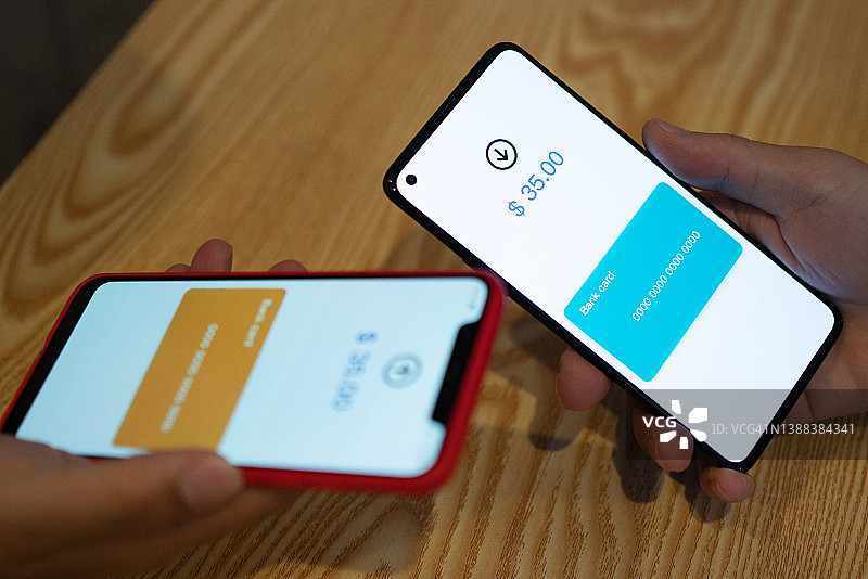 使用智能手机转账的亚洲男人图片素材