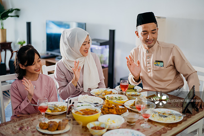 马来西亚穆斯林家庭通过视频电话庆祝开斋节图片素材