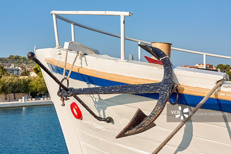 船上的旧黑色铁锚图片素材