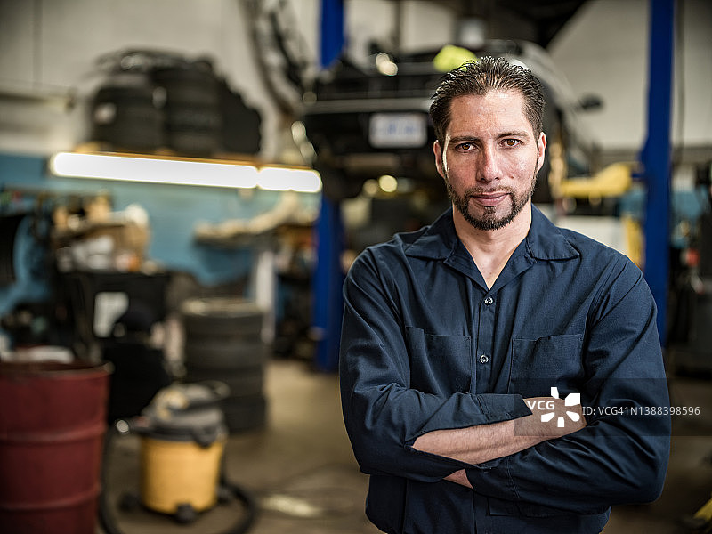 墨西哥男机械师在他的商店里图片素材