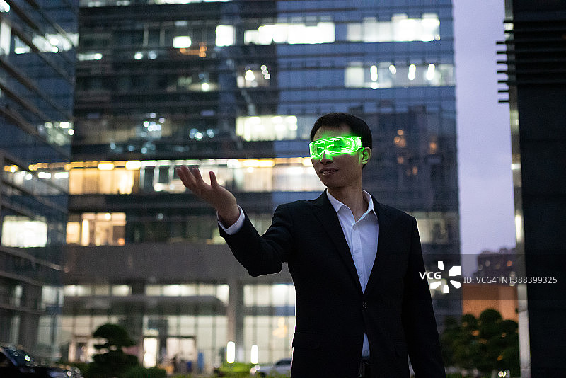 戴智能眼镜的亚洲男人图片素材