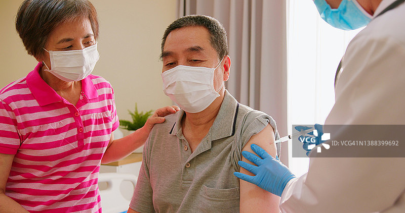 年长的男人接种新冠疫苗图片素材