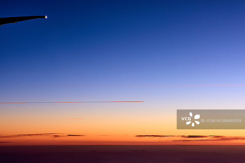 3万英尺高空飞行的飞机图片素材